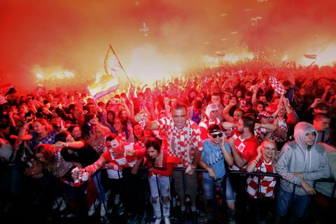 Wie in Zagreb fiebert ein ganzes Land mit den 23 Kroaten mit, die am Sonntag nach dem WM-Pokal greifen. Foto: dpa