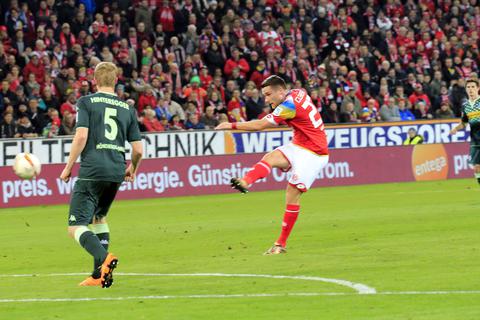 Christian Clemens erzielt den Siegtreffer gegen Borussia Mönchengladbach. Foto: Harald Kaster