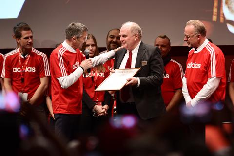 Herbert Hainer (2.v.l. nach r), neuer Präsident des FC Bayern München überreicht dem scheidenden Präsident Uli Hoeneß seine Auszeichnung zum Ehrenpräsient, während Karl-Heinz Rummenigge, Vorstandsvorsitzender der FC Bayern München AG dabei steht.  Foto: dpa