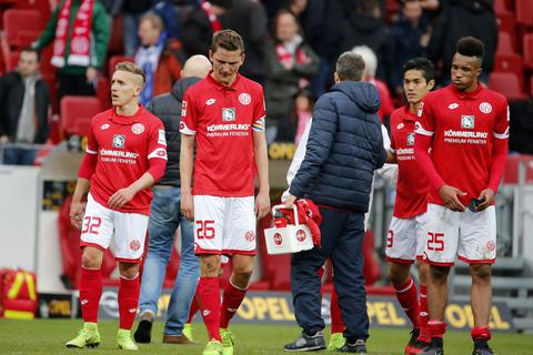 Spieler von Mainz 05 nach der Niederlage gegen Schalke 04. Foto: Sascha Kopp