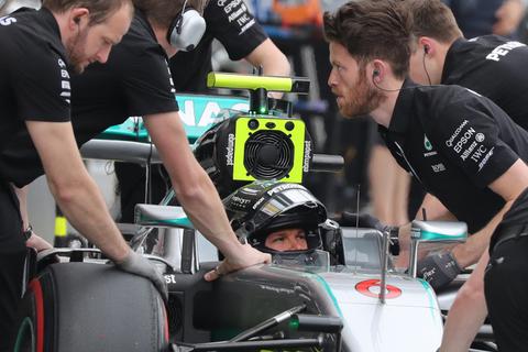 Nico Rosberg in seinem Formel-1-Flitzer. Und hier will Mercedes jetzt Abgase messen? Foto: dpa