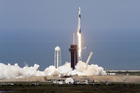 Lift off: Der zweite Startversuch am Samstag glückte. Mit der Space X "Falcon 9" hoben die Astronauten von Cape Canaveral ab.  Foto: dpa