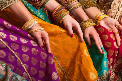Gäste einer traditionellen indischen Hochzeit. Symbolfoto: stock.adobe