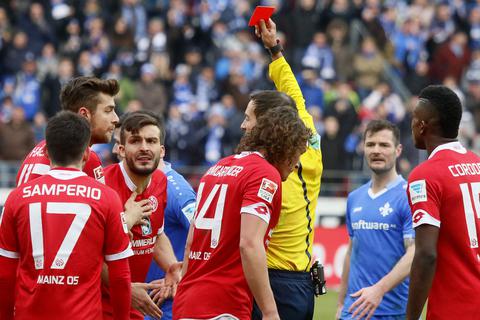 Donati sieht die Rote Karte beim 0:0-Spiel von Mainz 05 gegen Darmstadt 98. Foto: Sascha Kopp
