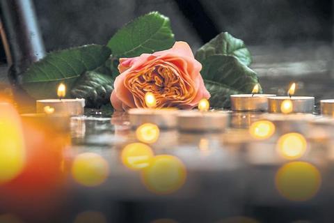 Eine Rose liegt zum stillen Gedenken für Susanna zwischen Teelichten. Foto: dpa