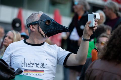 Ein Mann mit einer Schnabel-Maske bei einer Kundgebung gegen Corona-Maßnahmen in Berlin.  Foto: dpa