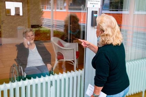 In der Seniorenresidenz am Ostpark können Angehörige über eine Freisprechanlage mit ihren Verwandten reden.  Foto: VF/Volker Dziemballa 