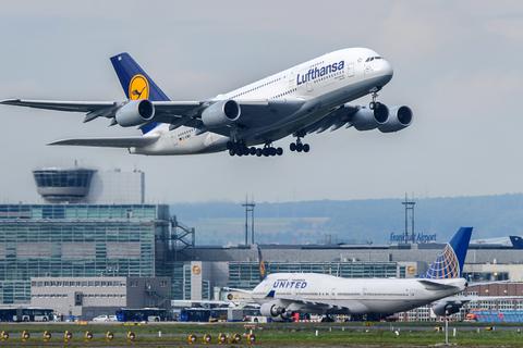 Start eines A380 am Flughafen in Frankfurt am Main. Foto: Boris Roessler/dpa