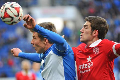 Nah am Gegenspieler: 05-Verteidiger Stefan Bell gegen Hoffenheims Sven Schipplock (links). Foto: dpa
