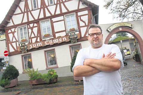 Peter Felch muss sein Gasthaus "Zum Löwen" in Seeheim am Montag schließen. Mit Lieferservice und Außerhausverkauf will er über die Runden kommen. Foto: Karl-Heinz Bärtl 