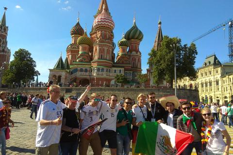 Die Fans egal welcher Nation feiern in Russlands Hauptstadt ein herzliches Fest. Foto: Imruck