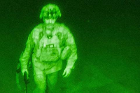 Auf diesem Bild, das durch ein Nachtsichtgerät aufgenommen und vom US-Zentralkommando zur Verfügung gestellt wurde, verlässt Generalmajor Chris Donahue Afghanistan. Foto: dpa