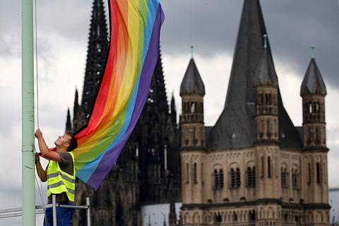 Immer mehr Geistliche stellen sich gegen das Segnungsverbot von gleichgeschlechtlichen Paaren. Foto: dpa