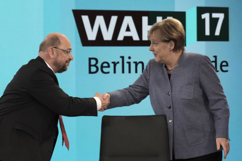 Bundeskanzlerin Angela Merkel und der gescheiterte Herausforder Martin Schulz. Foto: dpa