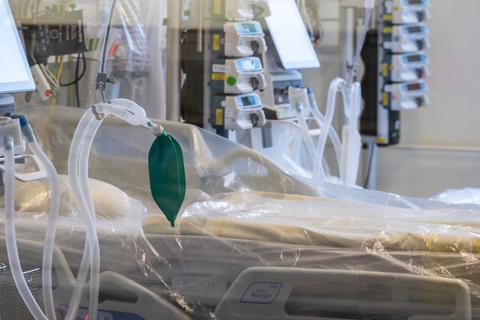 Ein Intensivbett mit Beatmungseinheit - für schwer erkrankte Corona-Patienten.  Symbolfoto: dpa