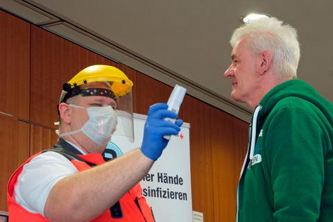 In Langen wird vor Betreten des Schwerpunktzentrums die Körpertemperatur der Spender gemessen. Foto: Hans Dieter Erlenbach 