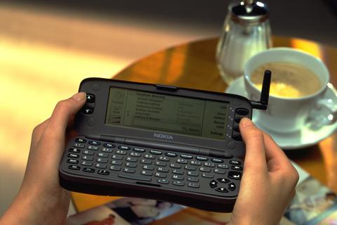 Am 15. August 1996, also vor 25 Jahren, kam das Nokia 9000 Communicator auf den Markt. Es gilt heute als das erste Smartphone der Welt. Foto: dpa