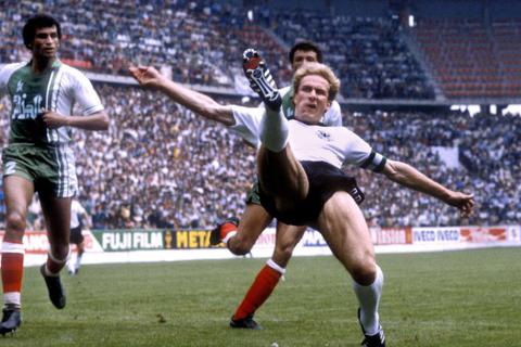 Karl-Heinz Rummenigge streckt sich - dennoch gewinnt Algerien 1982 überraschend in der Vorrunde 2:1 gegen Deutschland. Archivfoto: dpa