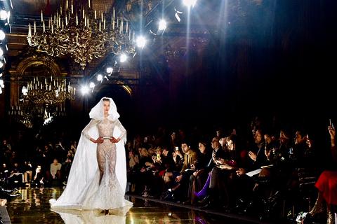 Das Highlight zum Schluss: das Brautkleid. Foto: Anja Kossiwakis