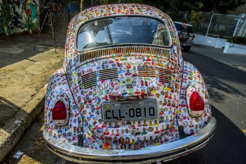 Diesen VW-Käfer haben Fans der Fußball-Weltmeisterschaft in Russland mit mehr als 15.000 Fußball-Stickern aus den 32 Teilnehmerländern beklebt. Eine amüsante Aktion für den Inhaber, der von der Aktion seiner Freunde keinen Schimmer hatte. Foto: dpa