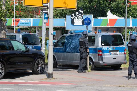 Polizisten sichern einen Tatort an der Herschelstraße. Am Mittag kam es auf offener Straße zu einer Auseinandersetzung zwischen Insassen von zwei PKW, in dessen Verlauf ein Mann getötet wurde. Der oder die Täter sind flüchtig. Foto: dpa