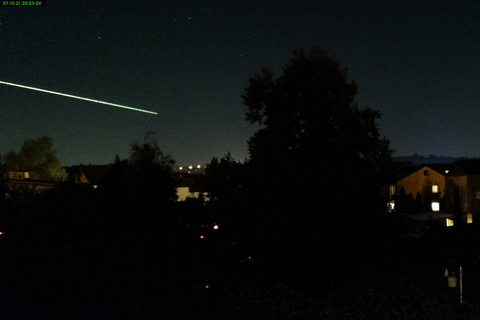 Am Donnerstagabend war eine mysteriöse Feuerkugel am Himmel über Süddeutschland zu sehen. Screenshot: Twitter/quitelame1