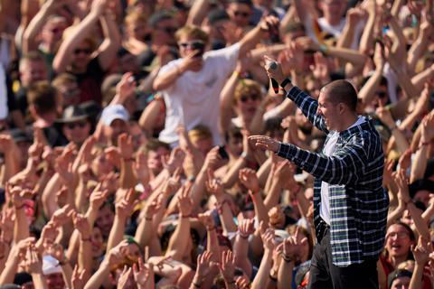 Der Rapper RIN, bürgerlich Renato Simunovi·, tritt auf der Hauptbühne des Open-Air-Rockfestivals ·Rock am Ring· auf. Das Festival ist mit 90.000 Besuchern ausverkauft.  Foto: Thomas Frey/dpa