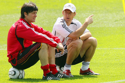 Blick ins Archiv: Der damalige Bundestrainer Jürgen Klinsmann (rechts) und der damalige Co-Trainer Joachim Löw sitzen während er WM 2006 zusammen. Archivfoto: dpa