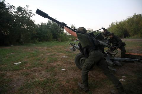 Flugabwehrkanoniere einer speziellen Luftabwehreinheit der ukrainischen Nationalgarde bei einem Kampfeinsatz im August 2022.