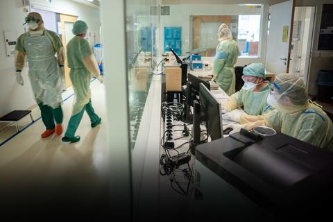 Auf der Intensivstation in der Uniklinik Frankfurt behandeln die Mediziner Covid-19 Patienten mit einem schweren Verlauf. Foto: FA.Z.-Foto/Frank Röth