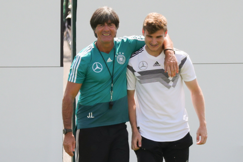 Bundestrainer Joachim Löw mit Timo Werner. Foto: dpa