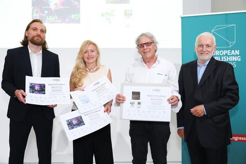 Ehre für die VRM: Die Mediengestalter Sabine Stang und Florian Muskat (Zweiter von rechts) nehmen in Wien die Auszeichnungen beim 24. European Newspaper Award entgegen.
