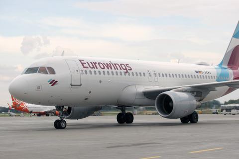 Ein Eurowings-Flugzeug steht auf dem Rollfeld. Archivfoto: dpa