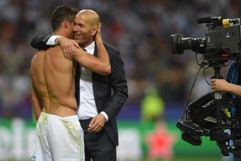 Am Ende war der schweigsame Zinedine Zidane (hier mit seinem Superstar Cristiano Ronaldo nach dem Spiel) der Sieger. Foto: dpa