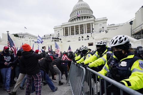 Unterstützer Trumps versuchen eine Absperrung vor dem Kapitol zu durchbrechen. Foto: dpa