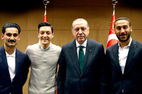 Recep Tayyip Erdogan (2.v.r.), Staatspräsident der Türkei, posiert zusammen mit den Premier League-Fußballspielern Ilkay Gündogan (l),  Mesut Özil (2.v.l.) und Cenk Tosun (r). Foto: dpa