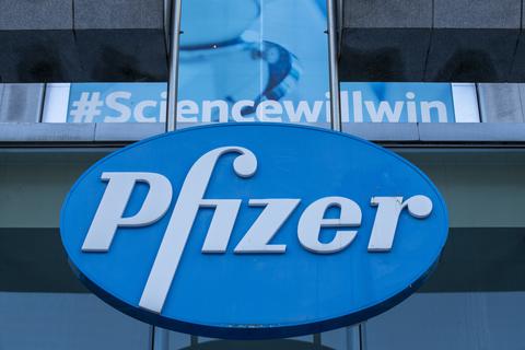 Über dem Pfizer-Logo am Sitz des Pharmaunternehmens in Elsene steht "#Sciencewillwin" (Wissenschaft wird gewinnen). Foto: dpa/Nicolas Maeterlinck