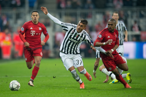 Achtelfinal-Rückspiel zwischen Bayern München und Juventus Turin in Allianz Arena: Douglas Costa (rechts) und der Turiner Roberto Pereyra kämpfen um den Ball. Thiago versucht seinem Mannschaftskollegen zu Hilfe zu kommen. Foto: dpa