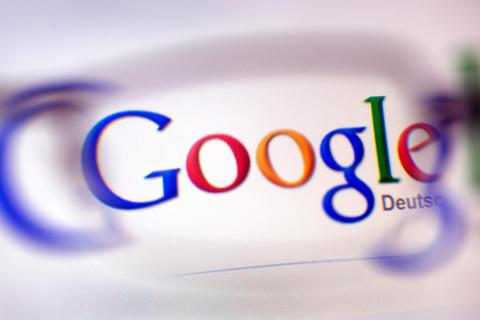 Das Google-Logo auf einer Webseite. Gesehen durch ein Brillenglas. Foto: dpa