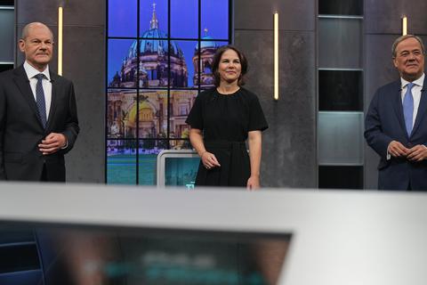 Olaf Scholz (SPD, links) Annalena Bearbock (Grüne) und Armin Laschet (CDU) beim dritten und letzten Triell vor der Bundestagswahl am Sonntagabend. Foto: dpa 