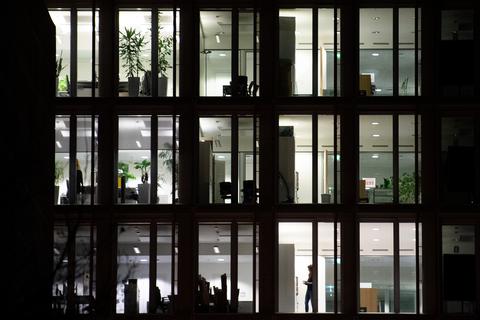 An den beiden Ruhetagen vor Ostern sollen nicht nur die Büros leer bleiben - das Arbeitsleben soll weitgehend ruhen. Foto: dpa