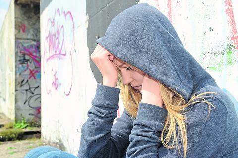 Ein Mädchen stützt den Kopf in die Hände. Depressionen bei Kindern und Jugendlichen sind ein Problem.  Foto: fotolia - tunedin