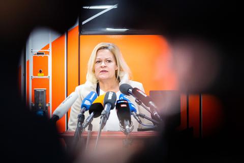 Nancy Faeser: regieren als Innenministerin in Berlin oder Oppositionsführerin in Wiesbaden? 