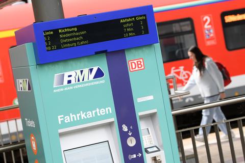 Der RMV rechnet mit Engpässen durch das 9-Euro-Ticket. Foto: Arne Dedert/dpa