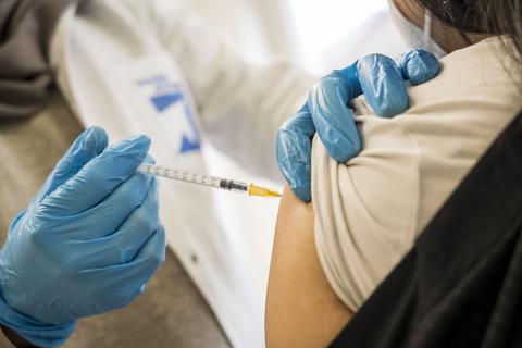 Ein Mensch wird geimpft.  Foto: dpa