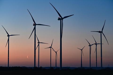 Ein Windenergiepark in Brandenburg: Bis 2030 sollen 80 Prozent des Stroms aus Wind-, Sonne und Biomassekraftwerken kommen.