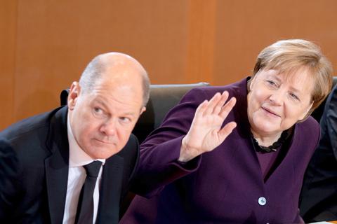 Kabinettssitzung zu besseren Zeiten: Merkel und Scholz Seit' an Seit' am Kabinettstisch im Bundeskanzleramt im Januar 2020. Foto: dpa