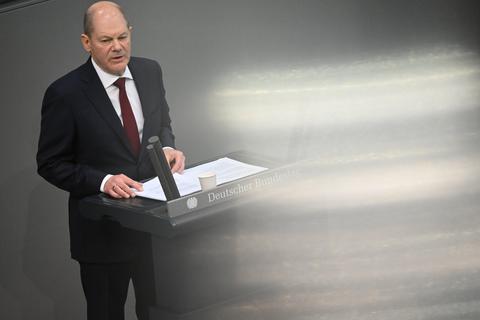 Bundeskanzler Olaf Scholz (SPD) hält zu Beginn der Sondersitzung des Bundestags zum Krieg in der Ukraine eine Regierungserklärung.  Foto: dpa/Bernd von Jutrczenka