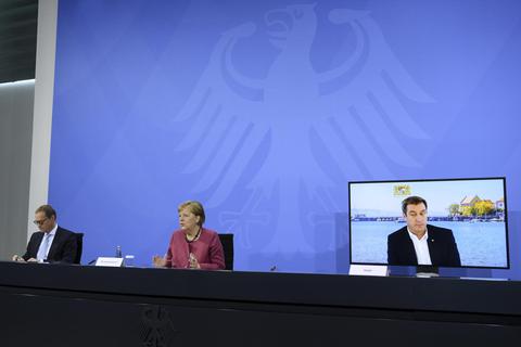 Bundeskanzlerin Angela Merkel (Mitte) erläutert mit dem bayerischen Ministerpräsidenten Markus Söder (auf dem Bildschirm) und dem Regierenden Bürgermeister von Berlin, Michael Müller, die Impfstrategie von Bund und Ländern.  Foto: dpa