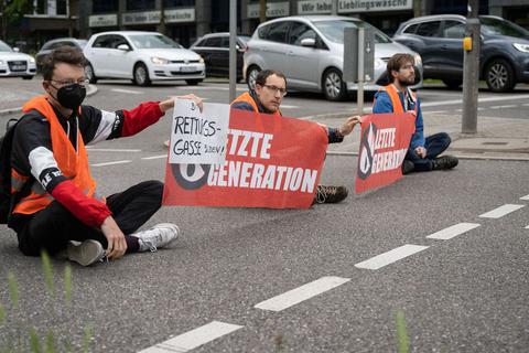 Klimaaktivisten der Gruppe „Aufstand der letzten Generation“ blockieren eine Straße (Symbolbild).